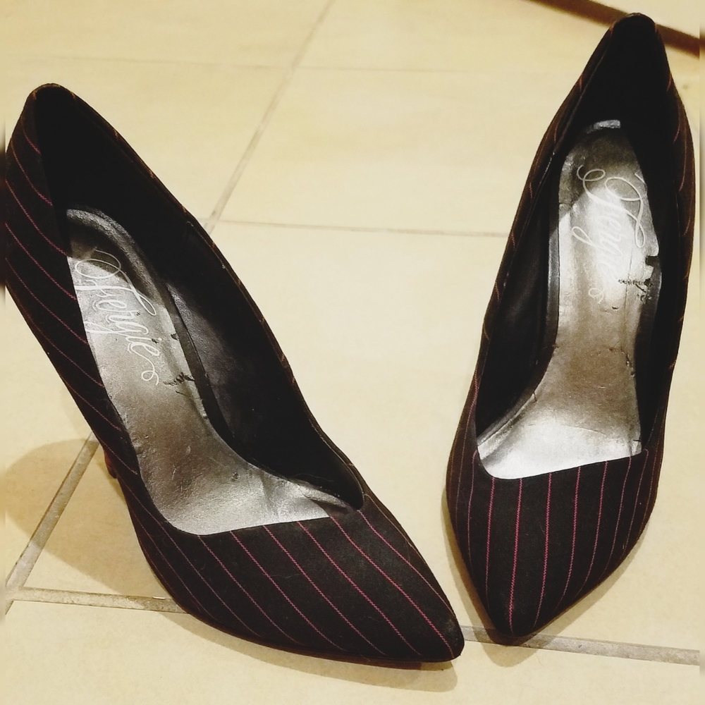 FERGIE PINSTRIPED PUMPS NAVY AND RED!!!
